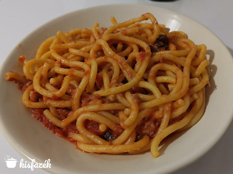 Paradicsomos tonhalas spaghetti fekete olívabogyóval